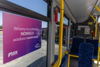 na zdjęciu autobusy i zaproszeni goście 
