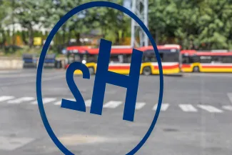 na zdjęciu autobusy i zaproszeni goście 