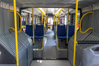 na zdjęciu autobusy i zaproszeni goście 