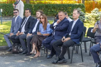na zdjęciu autobusy i zaproszeni goście 