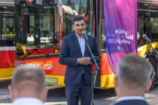 na zdjęciu autobusy i zaproszeni goście 
