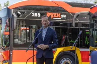 na zdjęciu autobusy i zaproszeni goście 