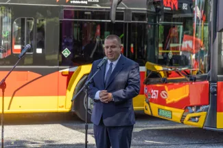 na zdjęciu autobusy i zaproszeni goście 