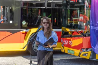 na zdjęciu autobusy i zaproszeni goście 