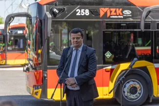 na zdjęciu autobusy i zaproszeni goście 