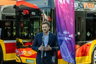 na zdjęciu autobusy i zaproszeni goście 