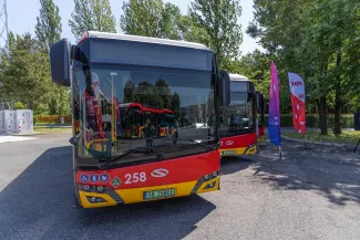 na zdjęciu autobusy i zaproszeni goście 