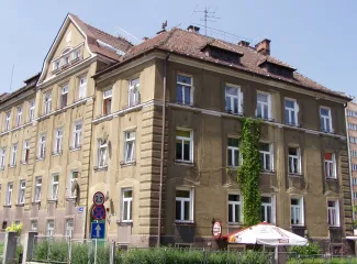 Budynek przy ul. A. Osuchowskiego 2 widok elewacji przed remontem.