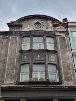 Kamienica przy ul. Wzgórze 22 elewacja przed remontem. 