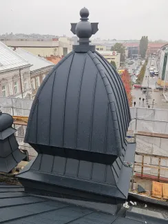 Kamienica przy 11 Listopada 36 widok na zrekonstruowany hełm na dachu.
