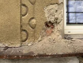 Budynek przy ul. A. Osuchowskiego 2 widok detalu elewacji przed remontem.