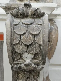 Kamienica przy 3 Maja 23 widok detalu elewacji w trakcie czyszczenia i uzupełniania.
