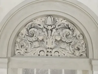Kamienica przy 11 Listopada 4 widok detalu elewacji w trakcie czyszczenia i uzupełniania.