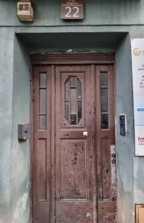 Kamienica przy ul. Wzgórze 22 stolarka drzwi przed remontem. 