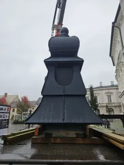 Kamienica przy 11 Listopada 36 montaż sterczyny na dachu.
