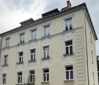 Budynek przy ul. A. Osuchowskiego 2 widok na elewacje po remoncie.