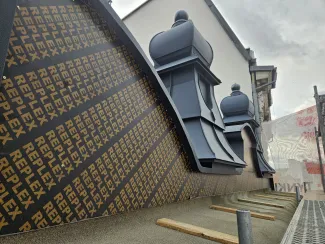 Kamienica przy 11 Listopada 36 widok na sterczyny na dachu.