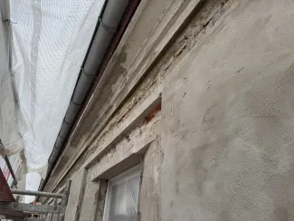 Budynek przy ul. A. Osuchowskiego 2 uzupełnianie detali oraz tynków. 