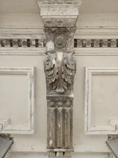 Kamienica przy 3 Maja 23 widok detalu elewacji w trakcie czyszczenia i uzupełniania. 