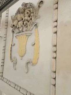 Kamienica przy 11 Listopada 4 widok detalu elewacji w trakcie czyszczenia i uzupełniania.