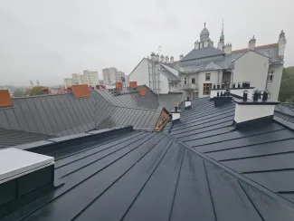 Kamienica przy 11 Listopada 36 widok na nowe pokrycie dachowe.