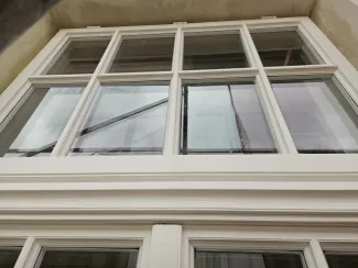 Kamienica przy ul. Wzgórze 22 widok stolarki okiennej.