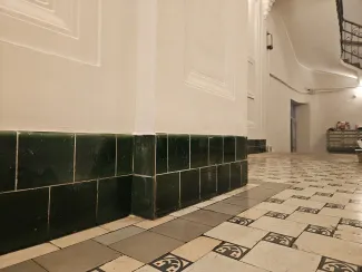 Kamienica przy 11 Listopada 4 widok posadzki ceramicznej w sieni po remoncie.