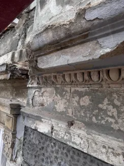 Kamienica przy ul. Słowackiego 21 widoczny destrukt detali i tynków na elewacji. 