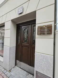 Kamienica przy ul. Wzgórze 22 widok stolarki drzwiowej po renowacji. 