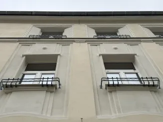 Budynek przy ul. A. Osuchowskiego 2 widok na detal elewacji po remoncie.