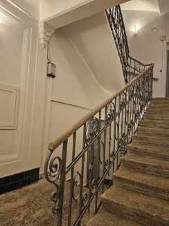 Kamienica przy 11 Listopada 4 widok klatki schodowej po remoncie.