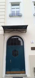 Budynek przy ul. A. Osuchowskiego 2 widok na portal wejściowy po remoncie.