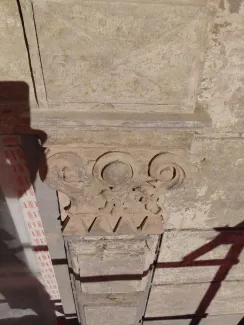 Kamienica przy ul. Słowackiego 21 widoczny destrukt detali na elewacji. 