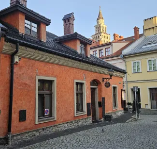 Piwowarska 2 elewacja przed remontem. 