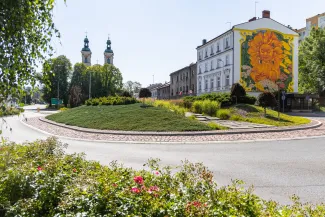 na zdjęciu ukwiecone ronda