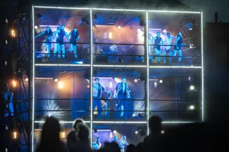 na zdjęciu scena aktorzy i widzowie