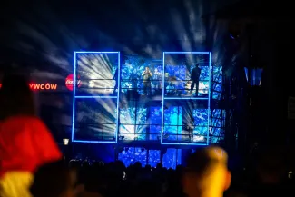 na zdjęciu scena aktorzy i widzowie