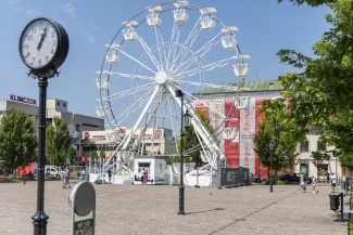 na zdjęciu koło widokowe