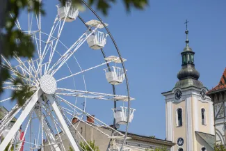 na zdjęciu koło widokowe