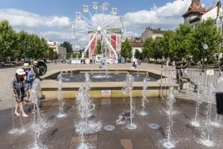 na zdjęciu osoby podczas otwartej promenady