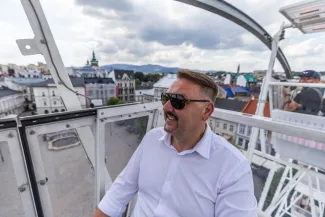 na zdjęciu osoby podczas otwartej promenady
