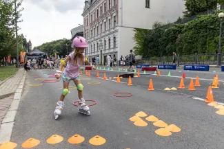 na zdjęciu osoby podczas otwartej promenady