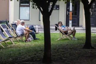 na zdjęciu osoby podczas otwartej promenady