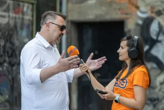na zdjęciu osoby podczas otwartej promenady