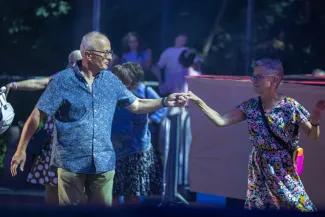 na zdjęciu osoby podczas otwartej promenady