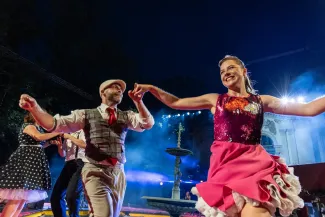 na zdjęciu osoby podczas otwartej promenady