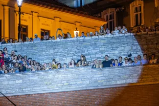 na zdjęciu osoby podczas otwartej promenady