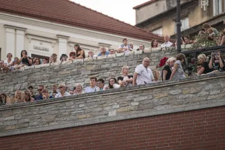 na zdjęciu osoby podczas otwartej promenady