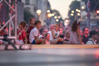 na zdjęciu osoby podczas otwartej promenady