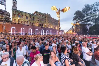 na zdjęciu osoby podczas otwartej promenady